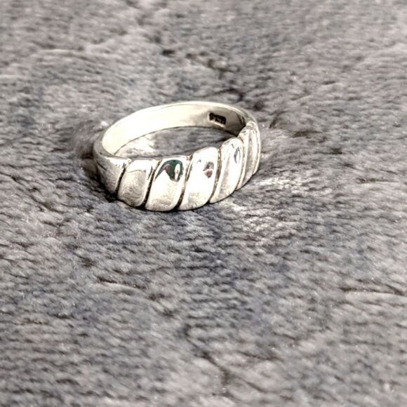 Vintage Sterling Silver Diagonal Groove or Crossoint Style Ring - Picture 4 of 12